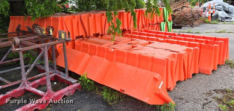 image for item EL2037 (52) interlocking traffic barriers