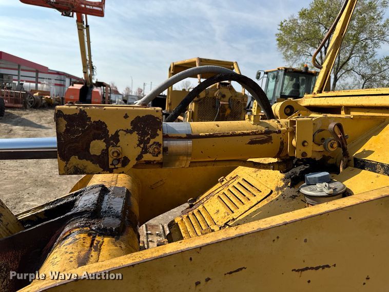 image for item EM3820 1983 Caterpillar 943  track loader
