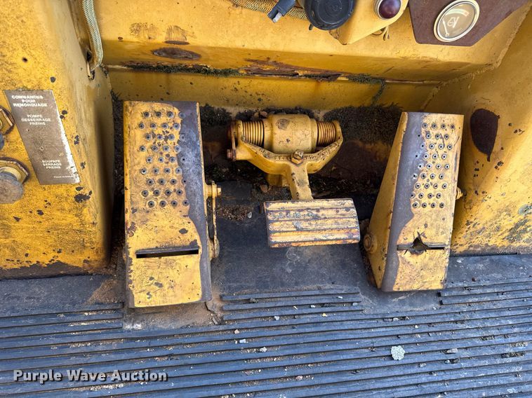 image for item EM3820 1983 Caterpillar 943  track loader