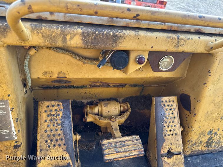 image for item EM3820 1983 Caterpillar 943  track loader