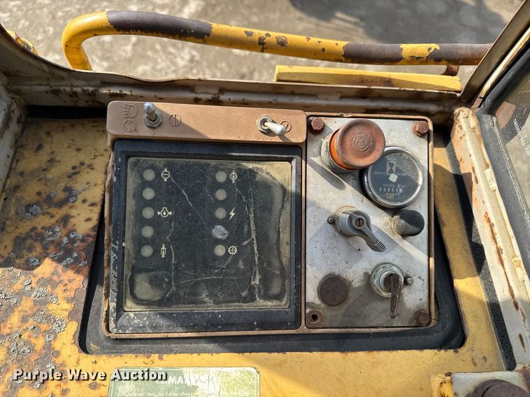 image for item EM3820 1983 Caterpillar 943  track loader