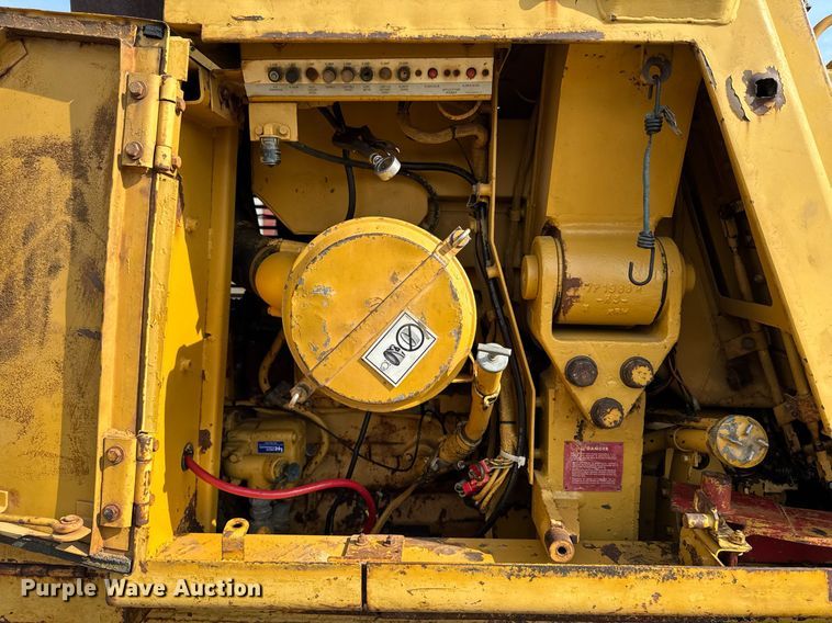 image for item EM3820 1983 Caterpillar 943  track loader