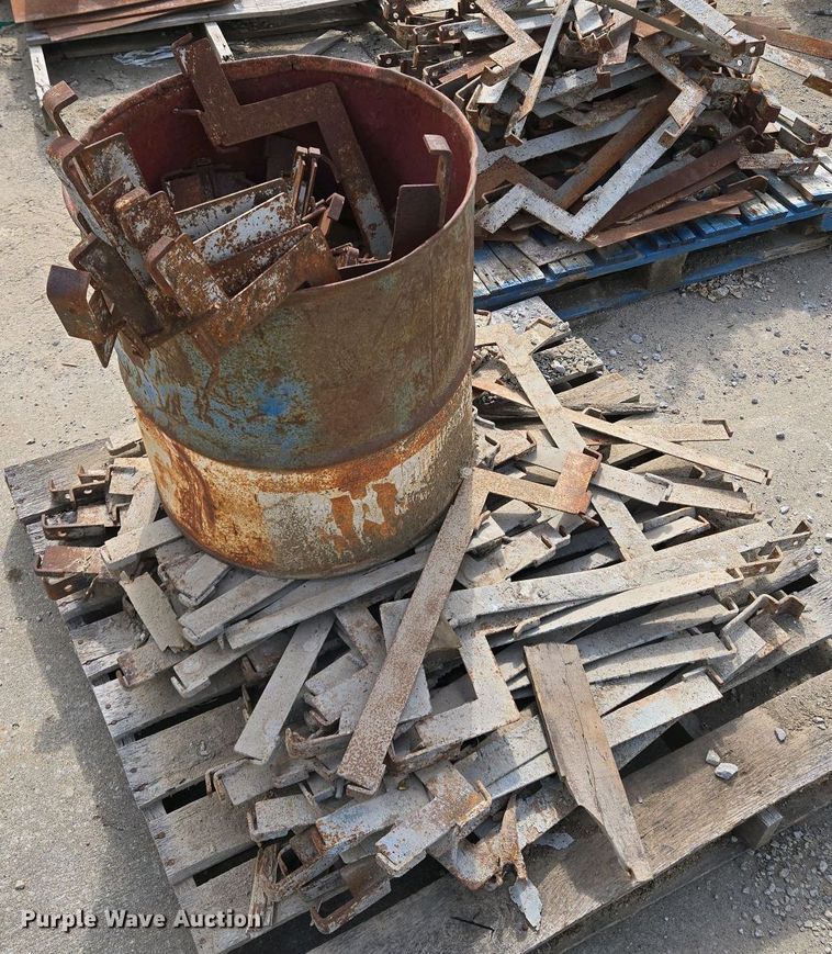 image for item EM7047 Concrete curb form brackets 