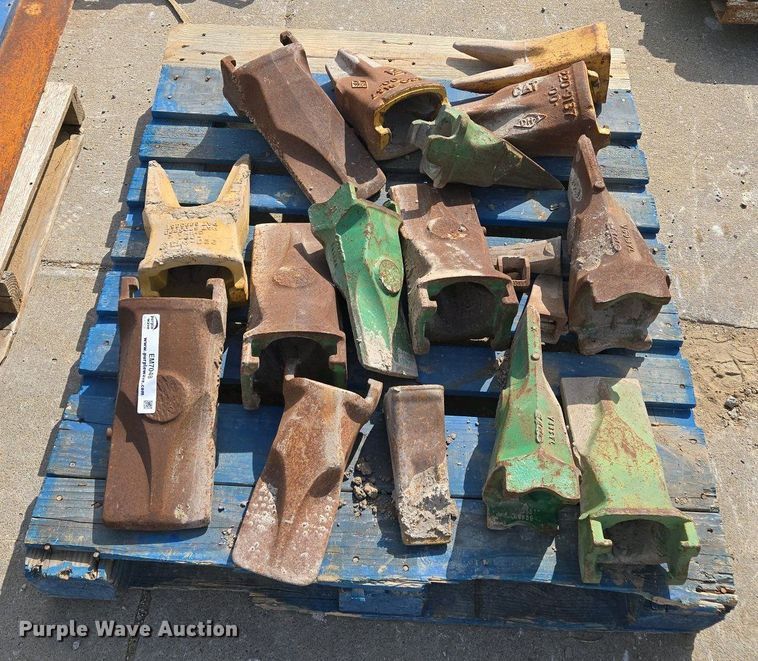 image for item EM7048 Excavator bucket teeth 