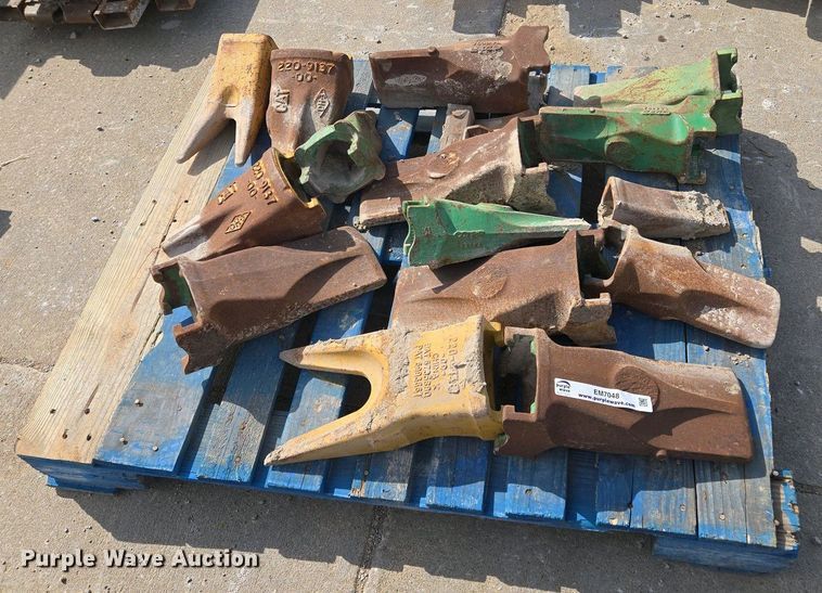 image for item EM7048 Excavator bucket teeth 