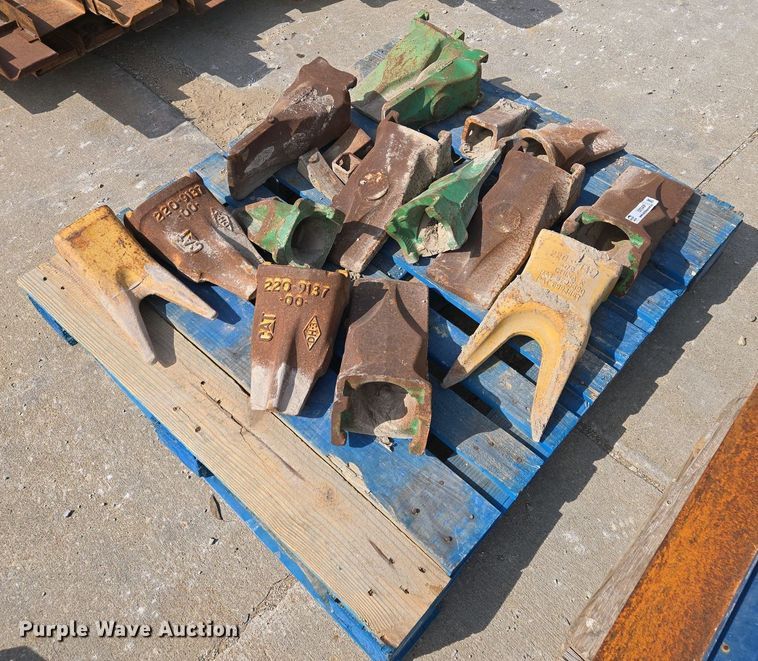 image for item EM7048 Excavator bucket teeth 