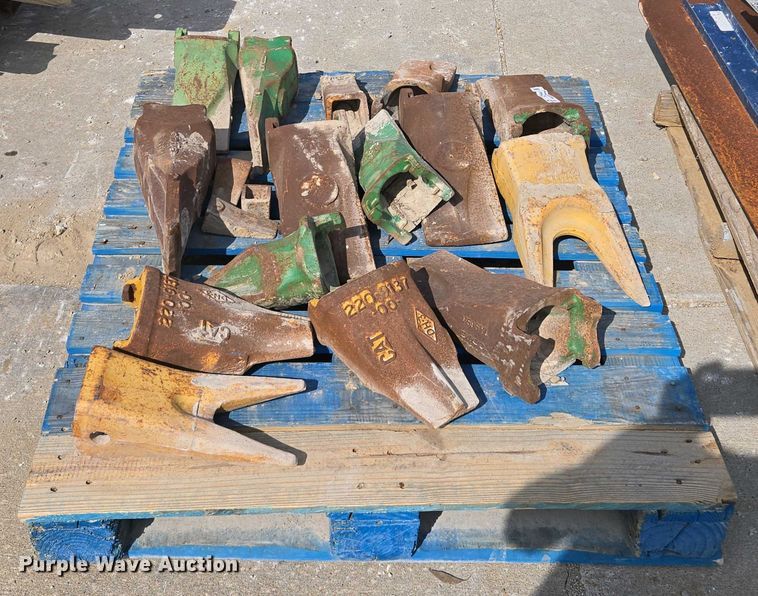 image for item EM7048 Excavator bucket teeth 