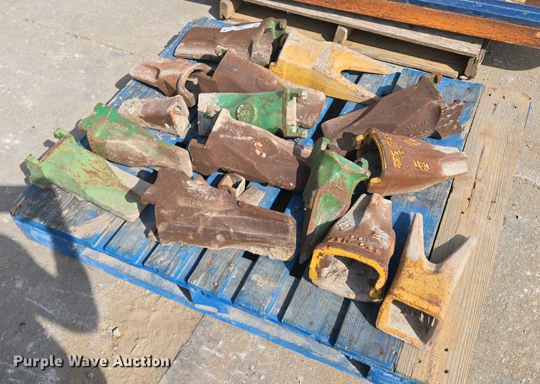 image for item EM7048 Excavator bucket teeth 