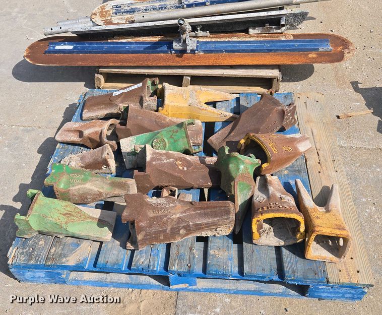 image for item EM7048 Excavator bucket teeth 