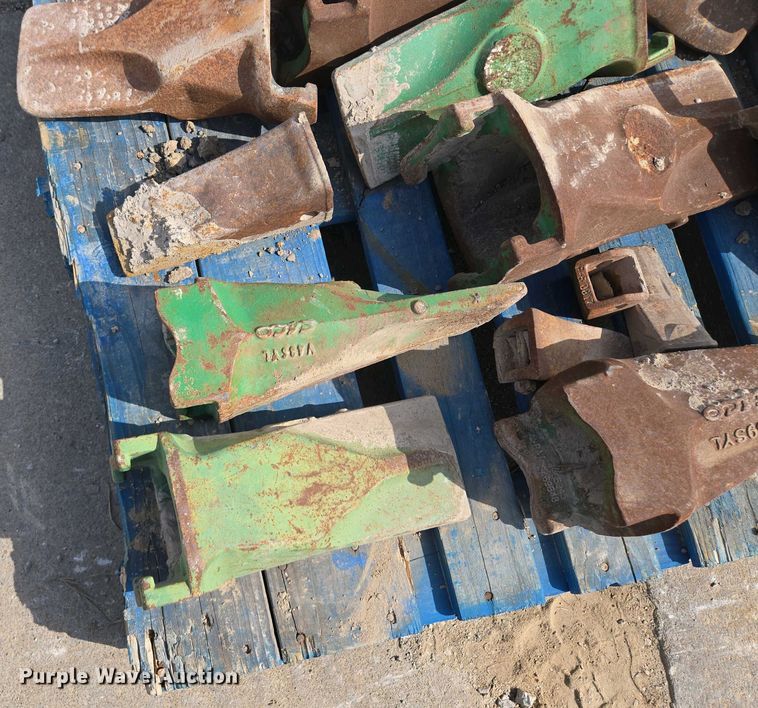 image for item EM7048 Excavator bucket teeth 