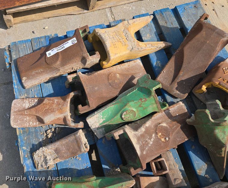 image for item EM7048 Excavator bucket teeth 