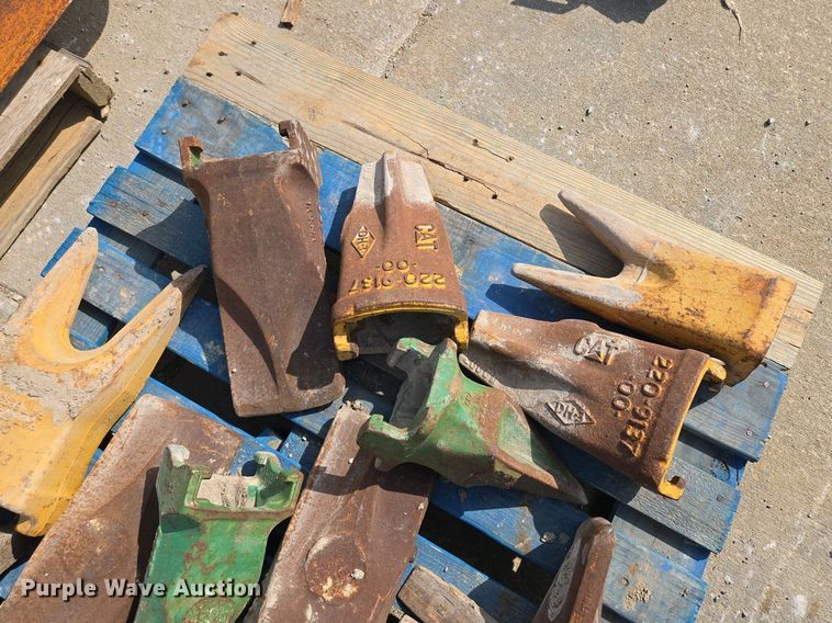 image for item EM7048 Excavator bucket teeth 