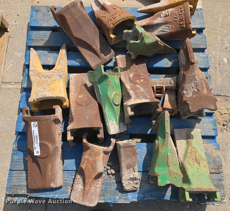 image for item EM7048 Excavator bucket teeth 