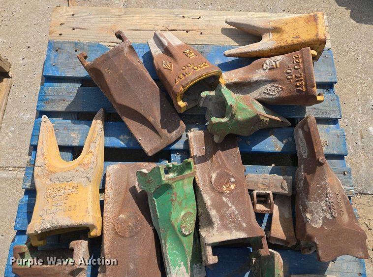 image for item EM7048 Excavator bucket teeth 