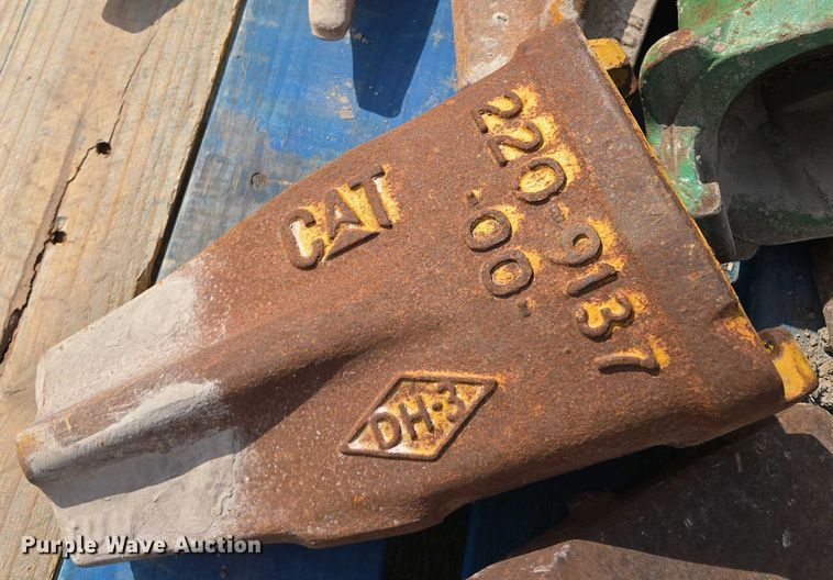 image for item EM7048 Excavator bucket teeth 