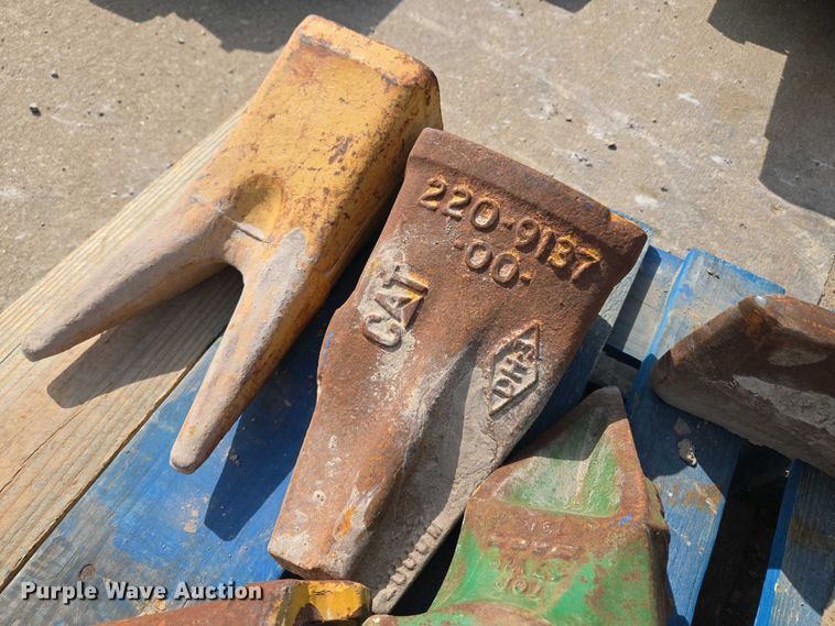 image for item EM7048 Excavator bucket teeth 