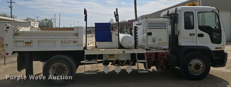 image for item EM7055 1999 GMC T7500 utility / service truck