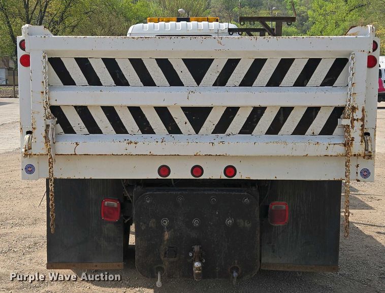 image for item EM7055 1999 GMC T7500 utility / service truck