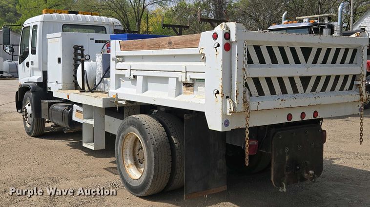 image for item EM7055 1999 GMC T7500 utility / service truck