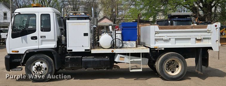 image for item EM7055 1999 GMC T7500 utility / service truck