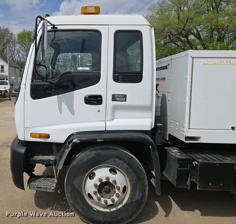 image for item EM7055 1999 GMC T7500 utility / service truck