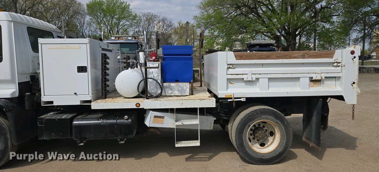 image for item EM7055 1999 GMC T7500 utility / service truck