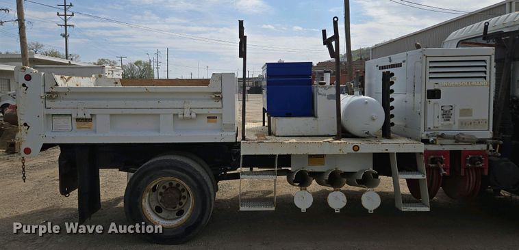 image for item EM7055 1999 GMC T7500 utility / service truck