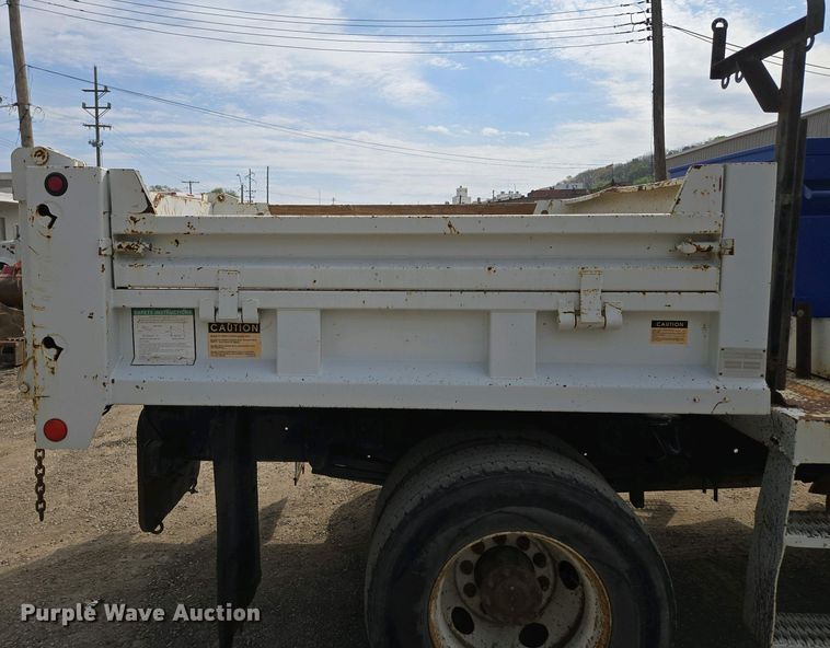 image for item EM7055 1999 GMC T7500 utility / service truck