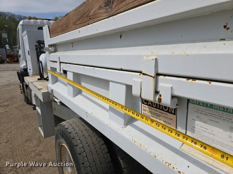 image for item EM7055 1999 GMC T7500 utility / service truck