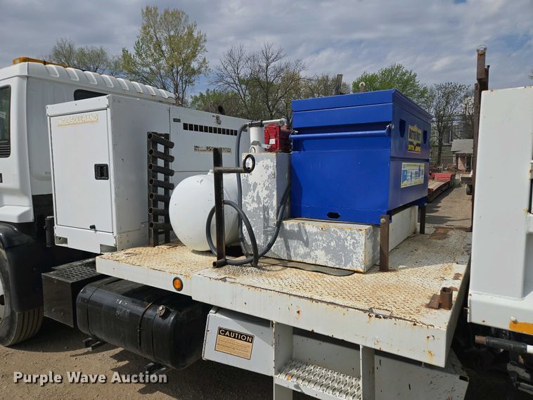 image for item EM7055 1999 GMC T7500 utility / service truck