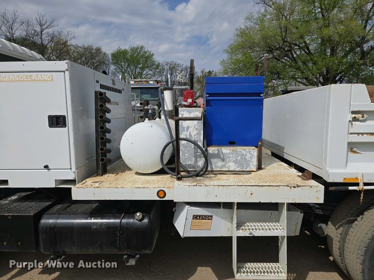 image for item EM7055 1999 GMC T7500 utility / service truck