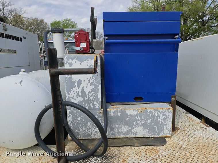 image for item EM7055 1999 GMC T7500 utility / service truck