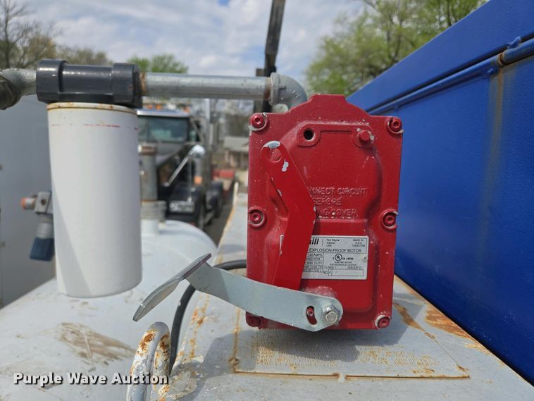 image for item EM7055 1999 GMC T7500 utility / service truck