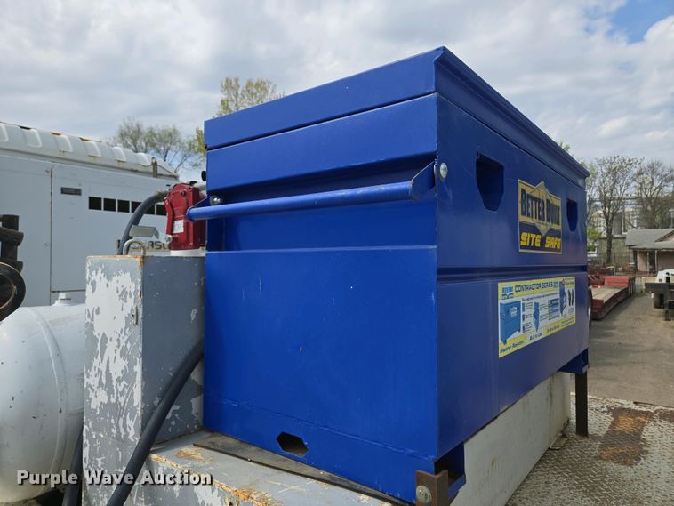 image for item EM7055 1999 GMC T7500 utility / service truck