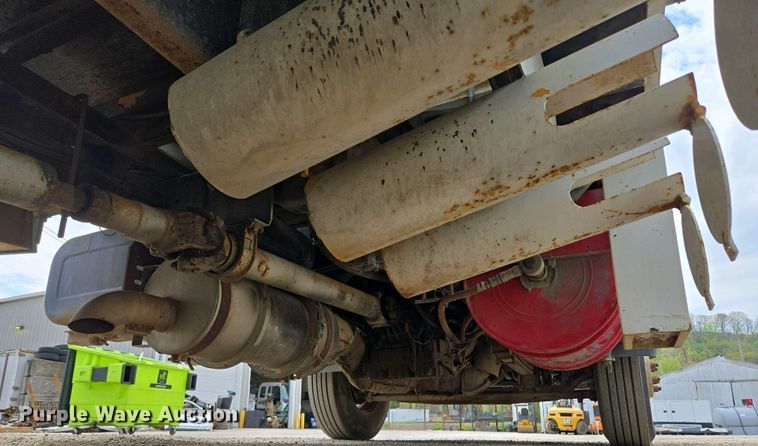 image for item EM7055 1999 GMC T7500 utility / service truck