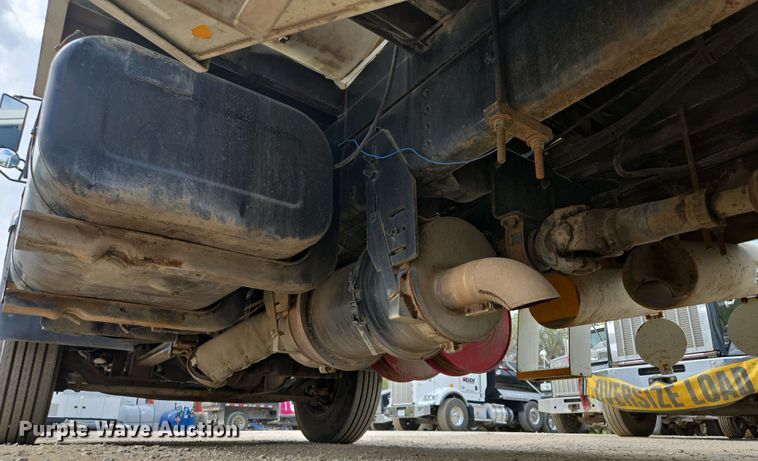 image for item EM7055 1999 GMC T7500 utility / service truck