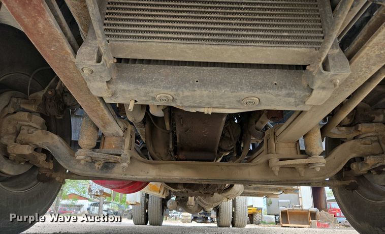 image for item EM7055 1999 GMC T7500 utility / service truck