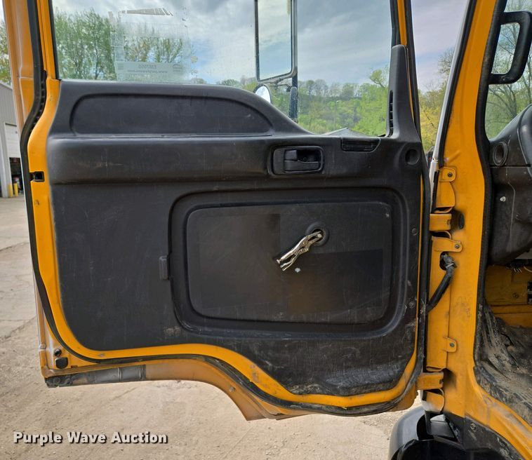 image for item EM7055 1999 GMC T7500 utility / service truck