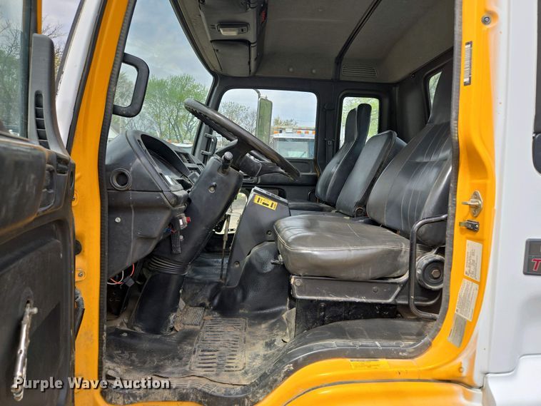 image for item EM7055 1999 GMC T7500 utility / service truck