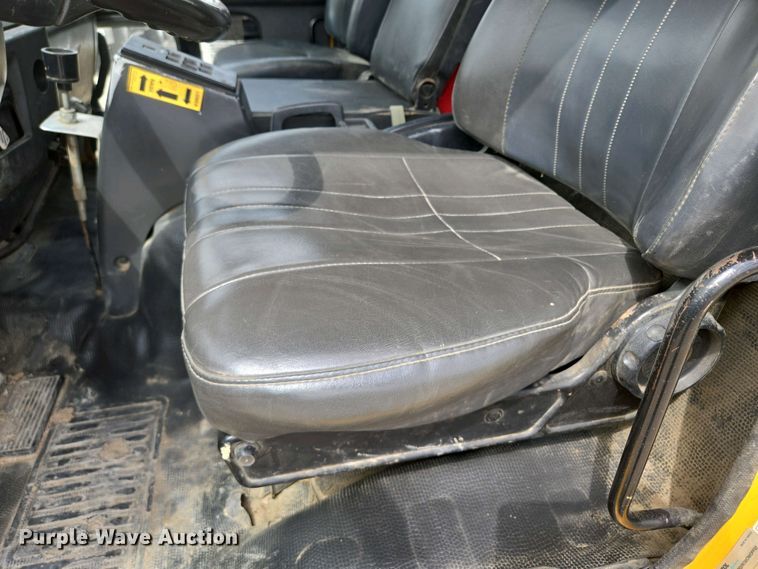 image for item EM7055 1999 GMC T7500 utility / service truck