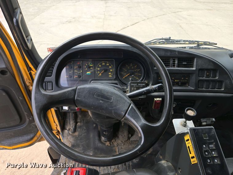 image for item EM7055 1999 GMC T7500 utility / service truck