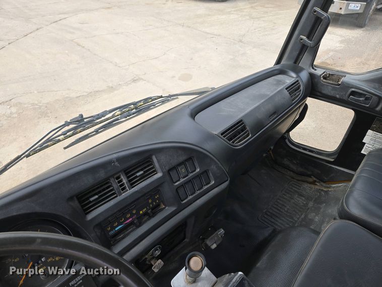 image for item EM7055 1999 GMC T7500 utility / service truck