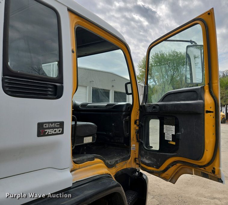 image for item EM7055 1999 GMC T7500 utility / service truck