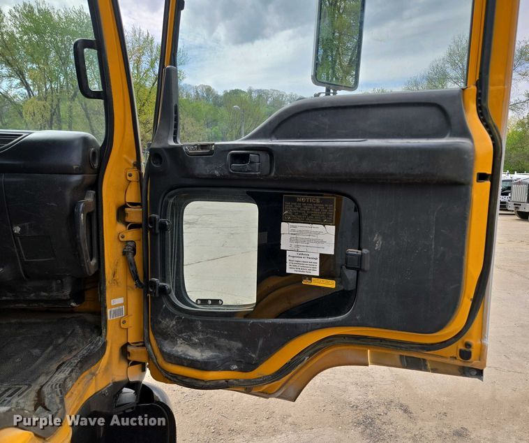 image for item EM7055 1999 GMC T7500 utility / service truck