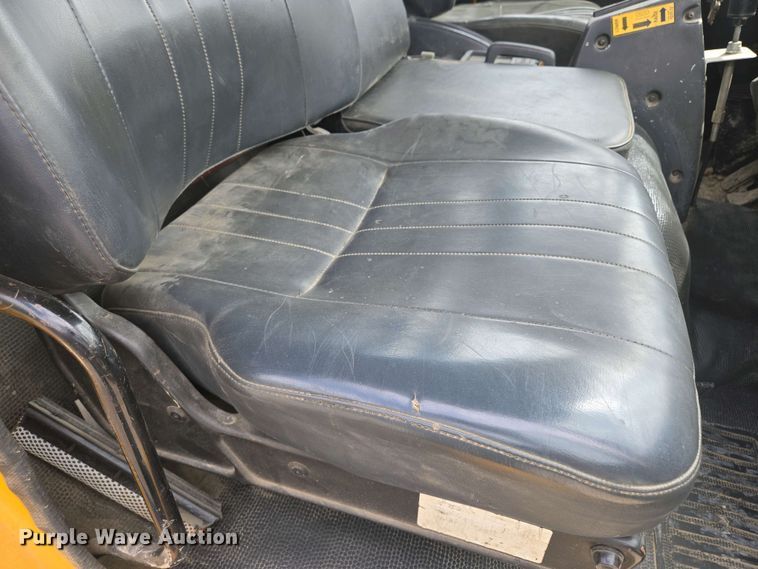 image for item EM7055 1999 GMC T7500 utility / service truck