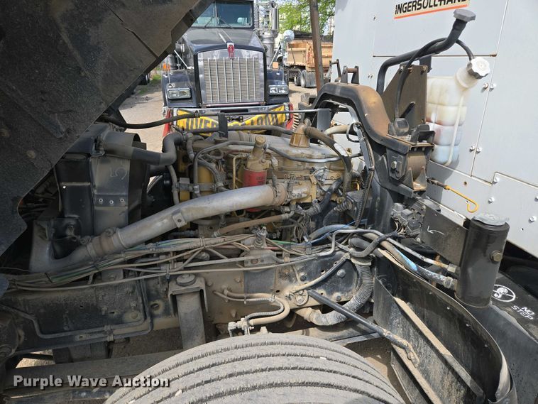 image for item EM7055 1999 GMC T7500 utility / service truck