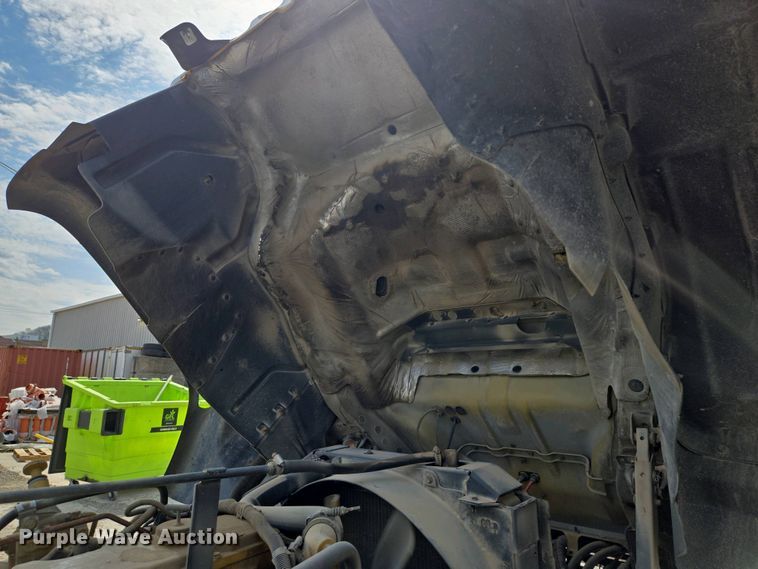 image for item EM7055 1999 GMC T7500 utility / service truck