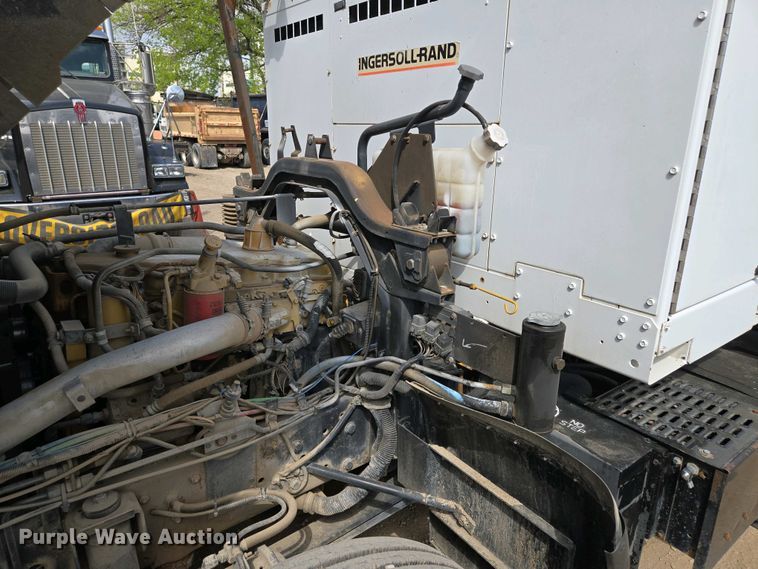 image for item EM7055 1999 GMC T7500 utility / service truck