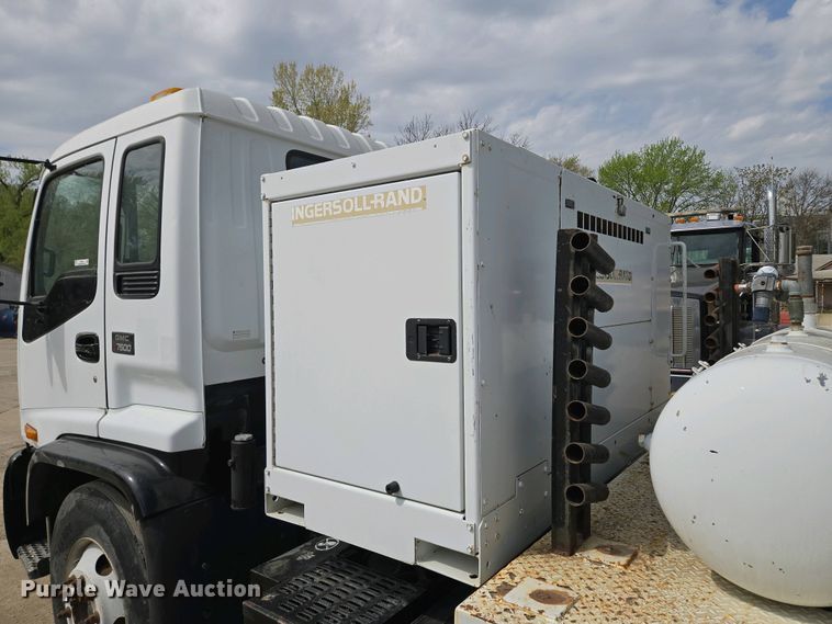 image for item EM7055 1999 GMC T7500 utility / service truck