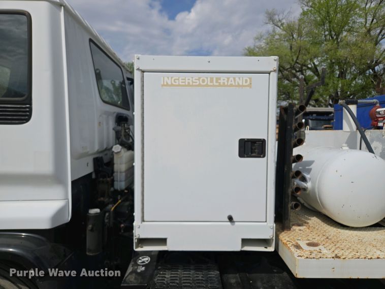 image for item EM7055 1999 GMC T7500 utility / service truck